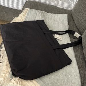 Lululemon a good travel bag